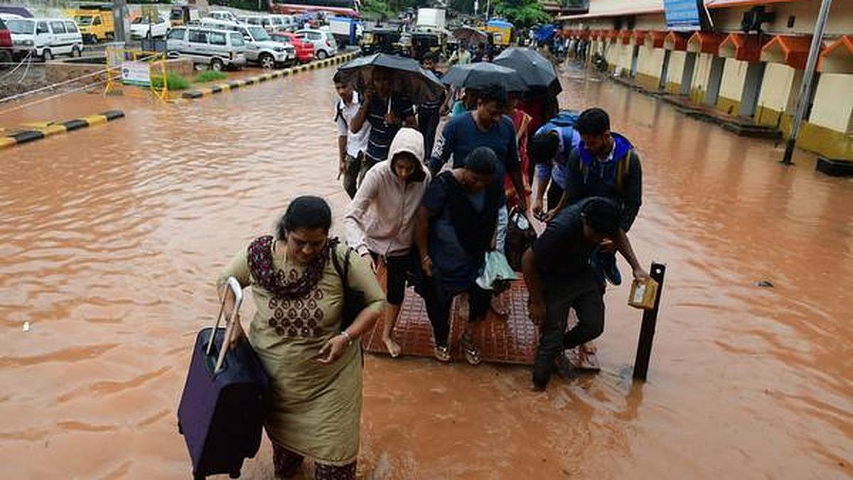 ಕರಾವಳಿ ಭಾಗದಲ್ಲಿ ಮುಂದುವರೆದ ಮಳೆ: ನಾಳೆಯವರೆಗೂ 'ರೆಡ್ ಆಲರ್ಟ್' ವಿಸ್ತರಣೆ